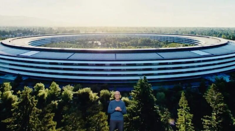 Tim Cook před budovou Apple Parku