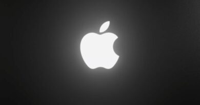 Svítící logo Applu na víku nového MacBooku Pro