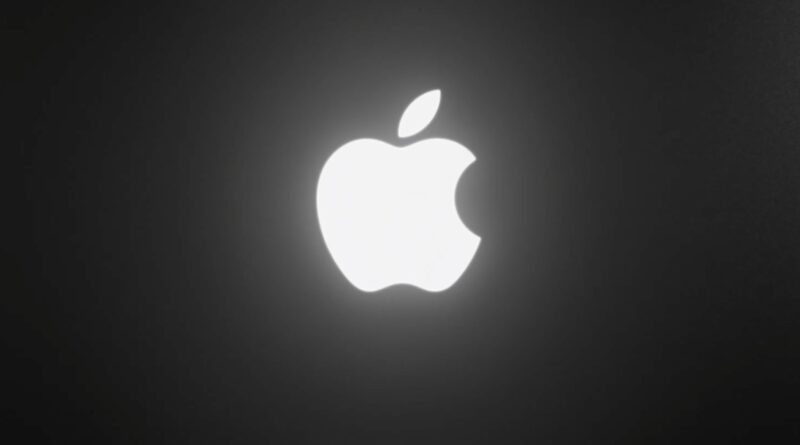 Svítící logo Applu na víku nového MacBooku Pro