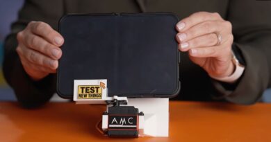 Skládací stroj Joanny Sternové s iPhonem Duo