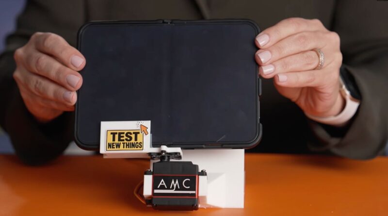 Skládací stroj Joanny Sternové s iPhonem Duo