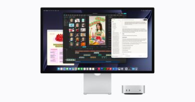Mac mini na stole s monitorem, na kterém běží agentní AI