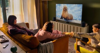 Rodina sleduje televizi s novou Apple TV 4K a reproduktory HomePod mini