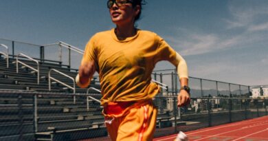 Běžkyně na atletickém oválu s Apple Watch Series 12