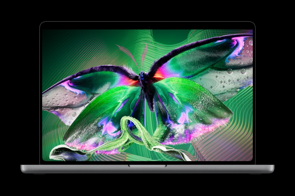 Otevřený MacBook Pro s PROLED XDR displejem zobrazující barevného motýla