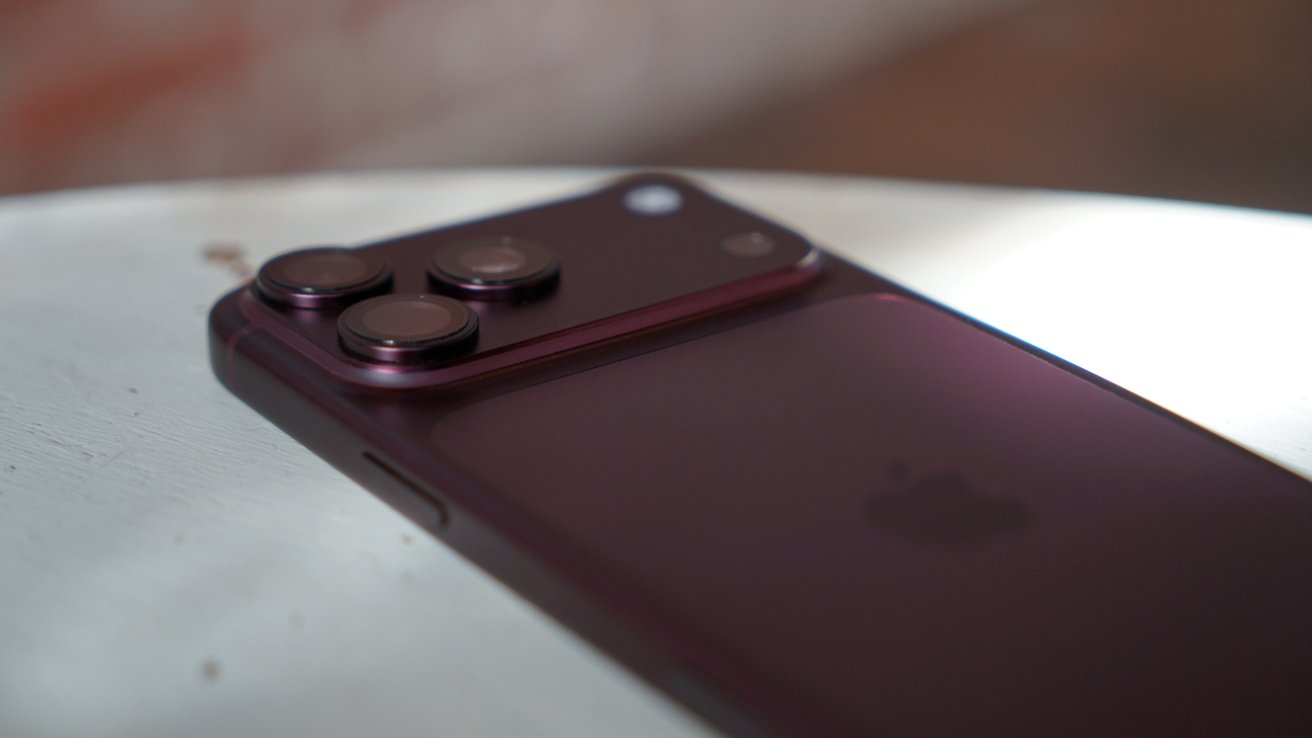 iPhone 18 Pro Max ležící zády nahoru