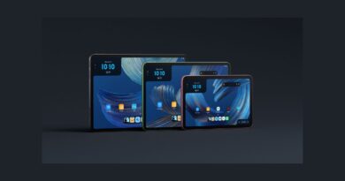 Tři tablety Amazon Alexa Tablet vedle sebe