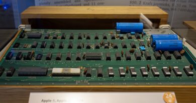 Počítač Apple-1 v dřevěné skříňce ve vitríně muzea