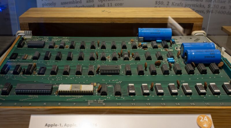 Počítač Apple-1 v dřevěné skříňce ve vitríně muzea