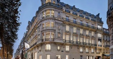 Budova prodejny Apple Champs-Élysées v Paříži za soumraku