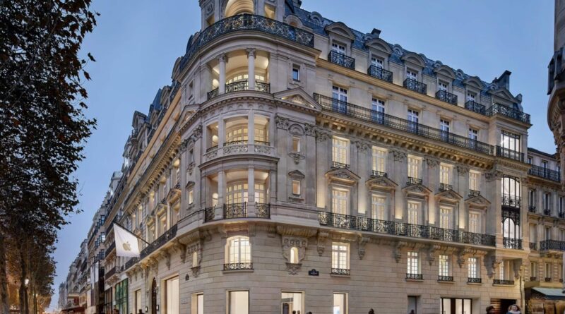 Budova prodejny Apple Champs-Élysées v Paříži za soumraku