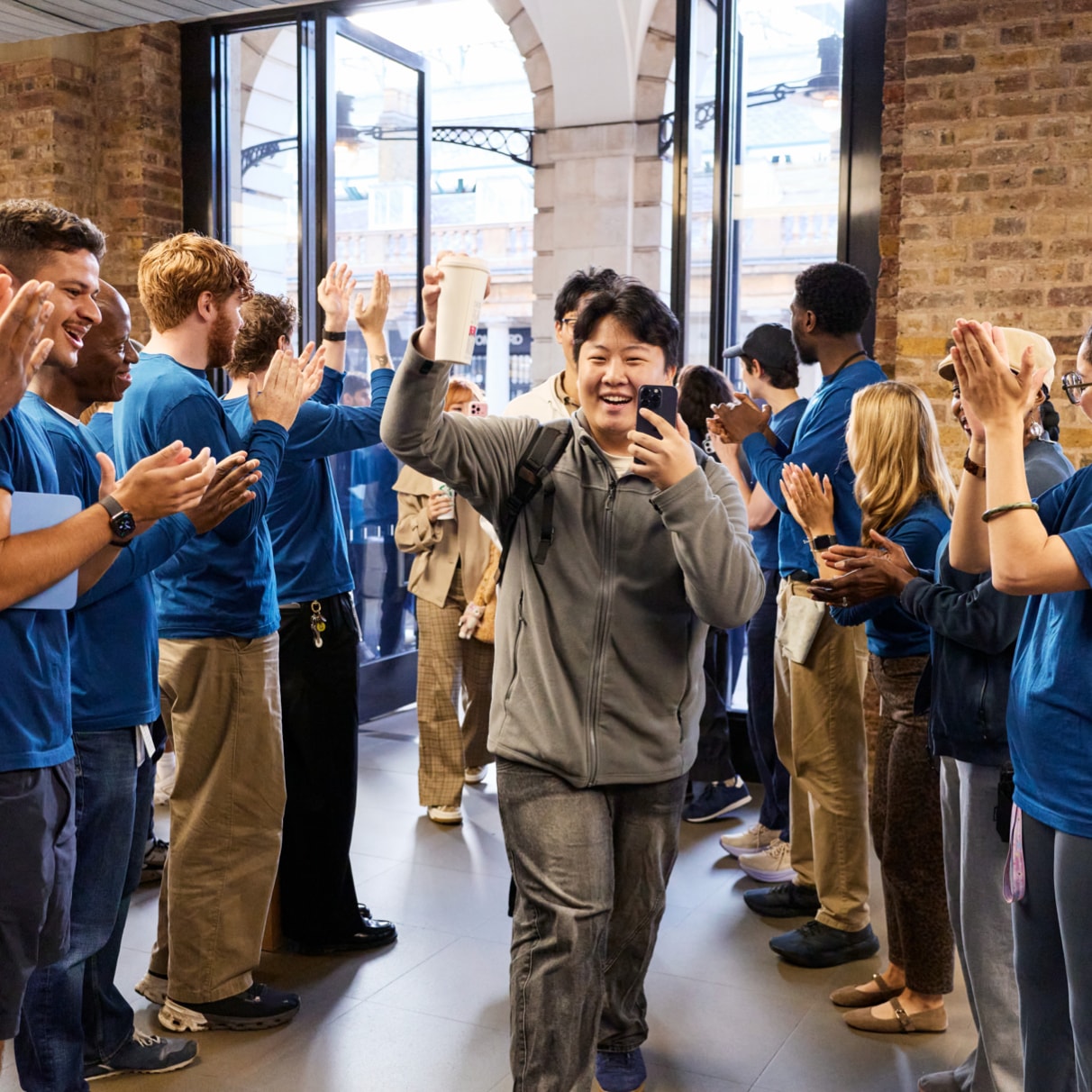 Zaměstnanci Apple Storu v londýnské Covent Garden vítají zákazníky