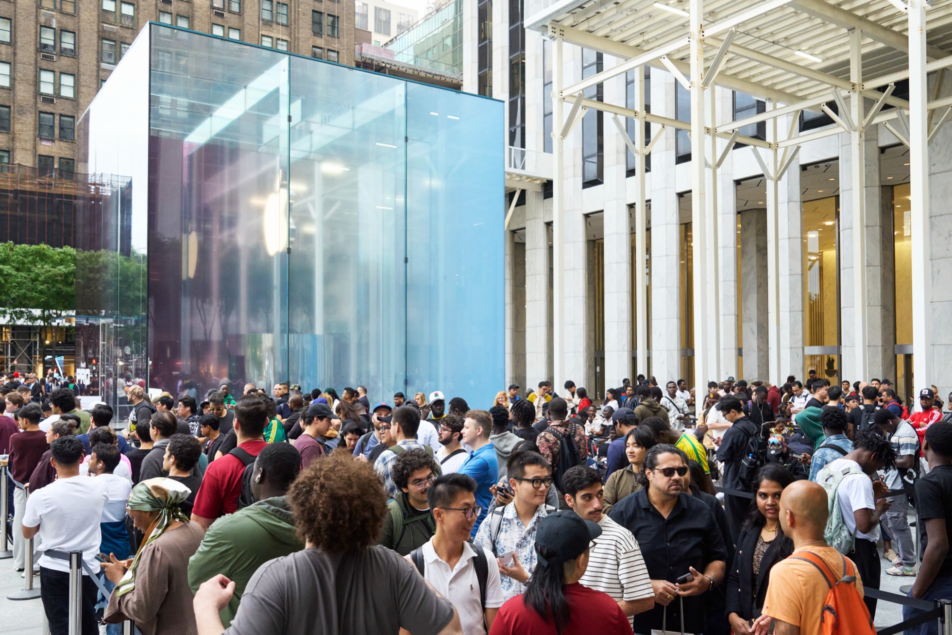 Prodejna Apple Fifth Avenue v New Yorku zvenku