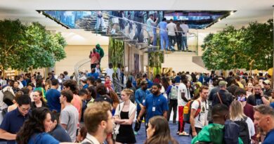 Zaplněný interiér prodejny Apple Fifth Avenue