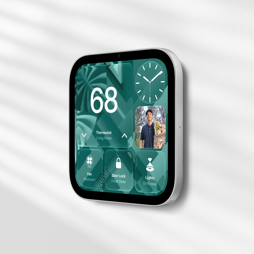 Nástěnná verze Apple HomeView na stěně v chodbě