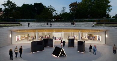 Obří modely iPhonu Duo před prodejnou Apple Jing'an v Šanghaji