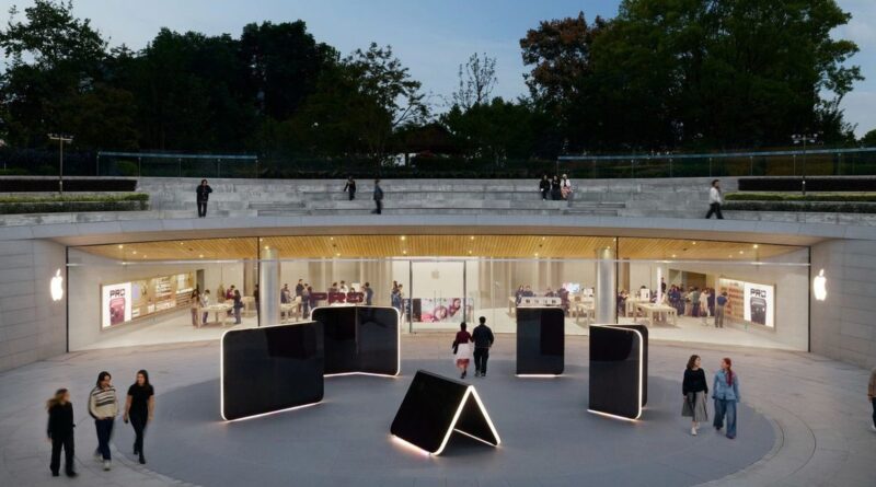 Obří modely iPhonu Duo před prodejnou Apple Jing'an v Šanghaji