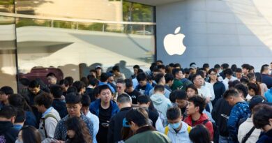 Dav zákazníků před prodejnou Applu Jingan v Šanghaji v den prodeje iPhonu Duo