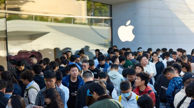 Dav zákazníků před prodejnou Applu Jingan v Šanghaji v den prodeje iPhonu Duo