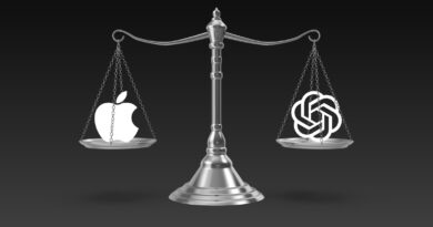 Váhy spravedlnosti s logem Applu na jedné a logem OpenAI na druhé misce