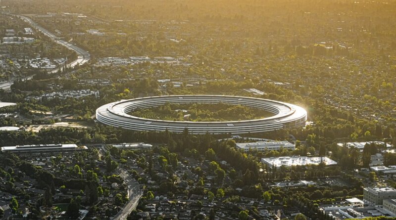 Letecký pohled na kruhové sídlo Applu Apple Park v Cupertinu