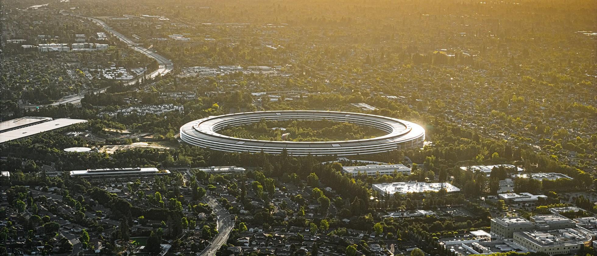 Letecký pohled na kruhové sídlo Applu Apple Park v Cupertinu
