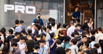 Fronta zákazníků před Apple Storem při startu prodeje iPhonu 18 Pro