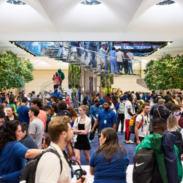 Interiér obchodu Apple Store na Páté avenue v New Yorku