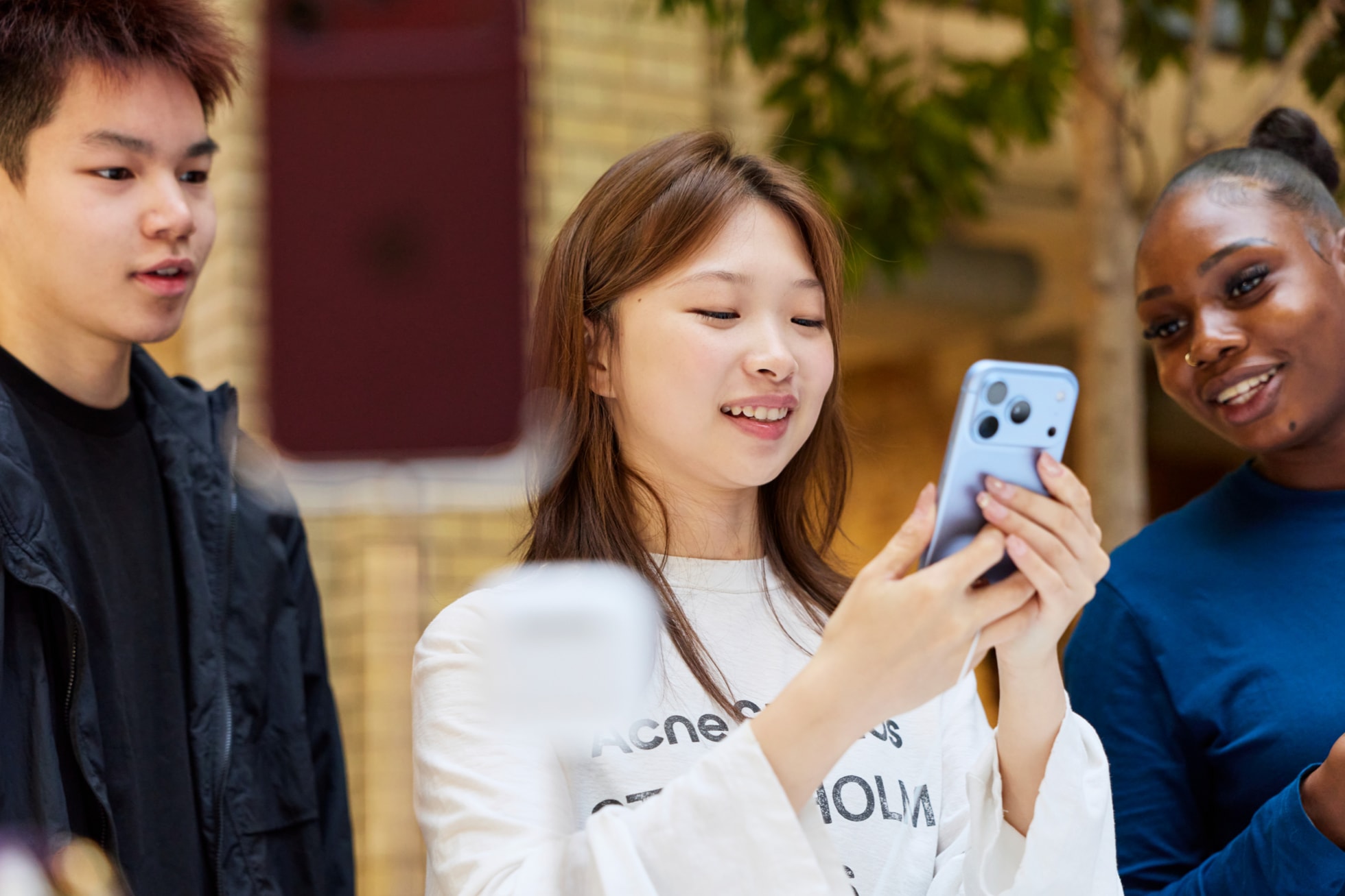 Zákazník si v Apple Storu prohlíží iPhone 18 Pro