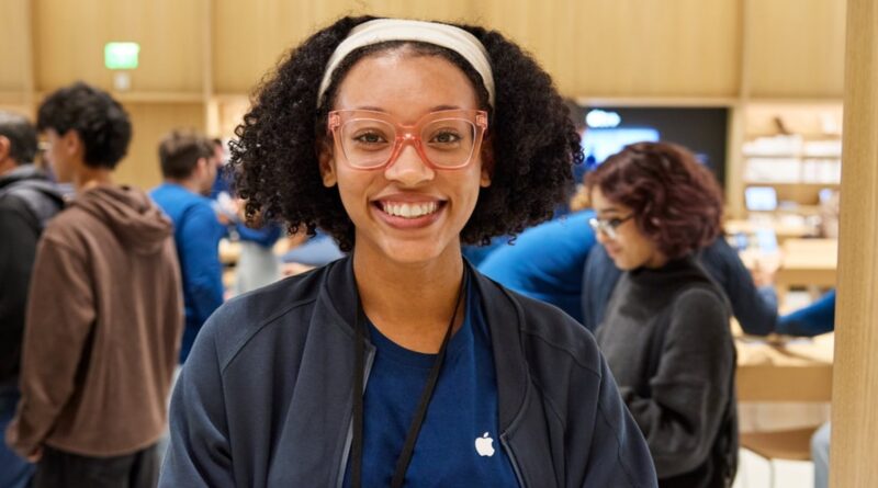 Zaměstnankyně Apple Storu mezi zákazníky v prodejně