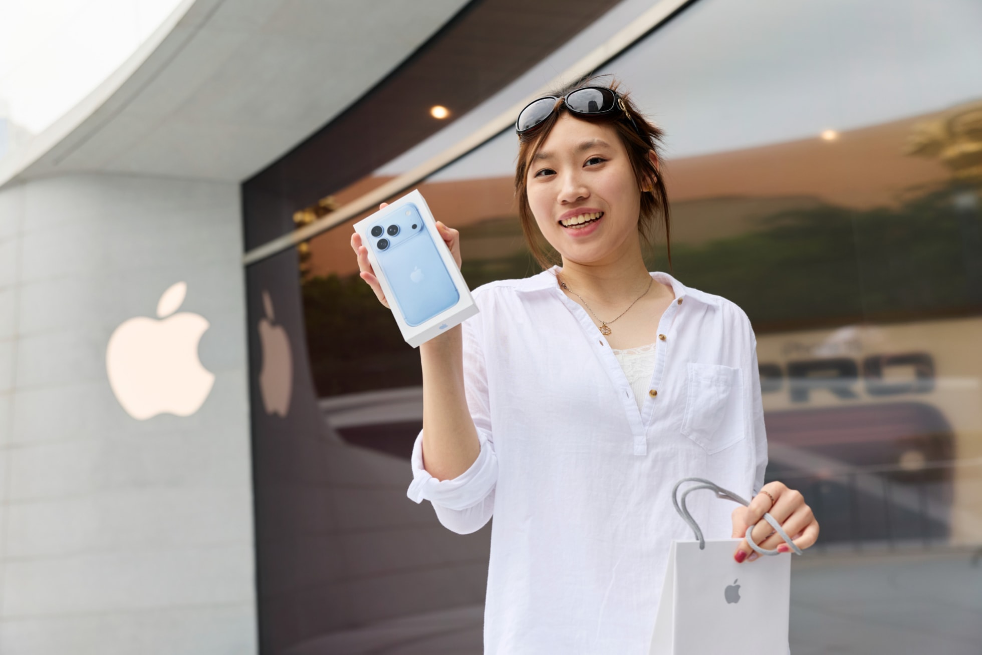 Zákazník drží krabici s nově zakoupeným iPhonem 18 Pro