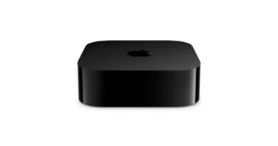 Černý set-top box Apple TV 4K na bílém pozadí