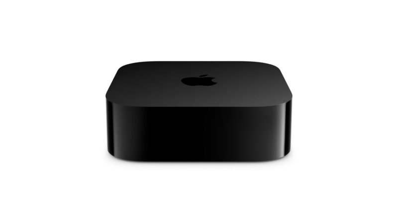Černý set-top box Apple TV 4K na bílém pozadí
