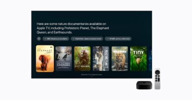Nová Apple TV 4K s ovladačem a televizní obrazovkou s nabídkou Siri AI