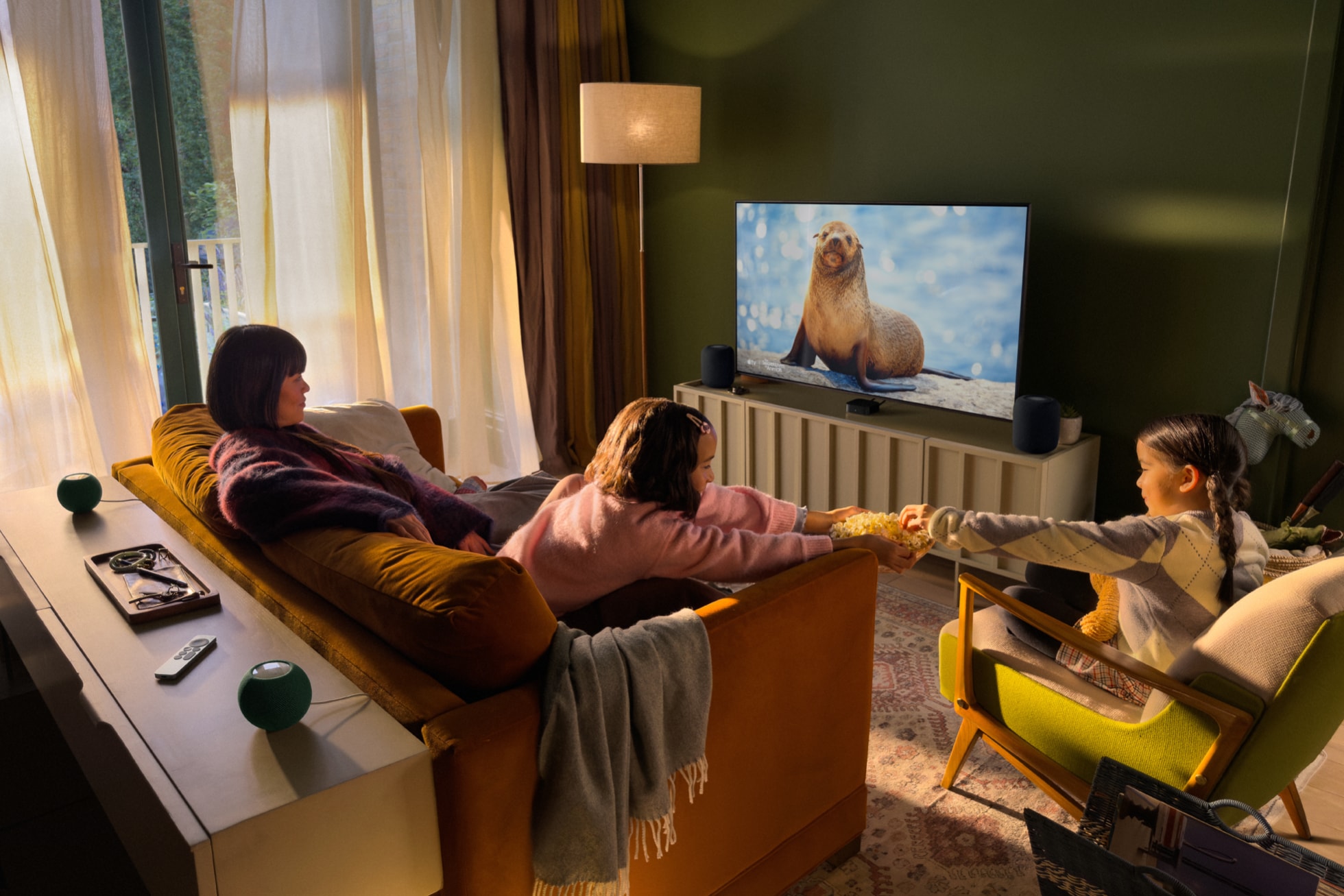Obývací pokoj s televizí, Apple TV 4K a čtyřmi reproduktory HomePod mini