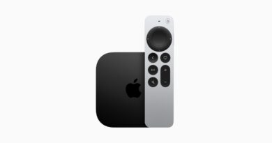 Apple TV 4K a stříbrný ovladač Siri Remote