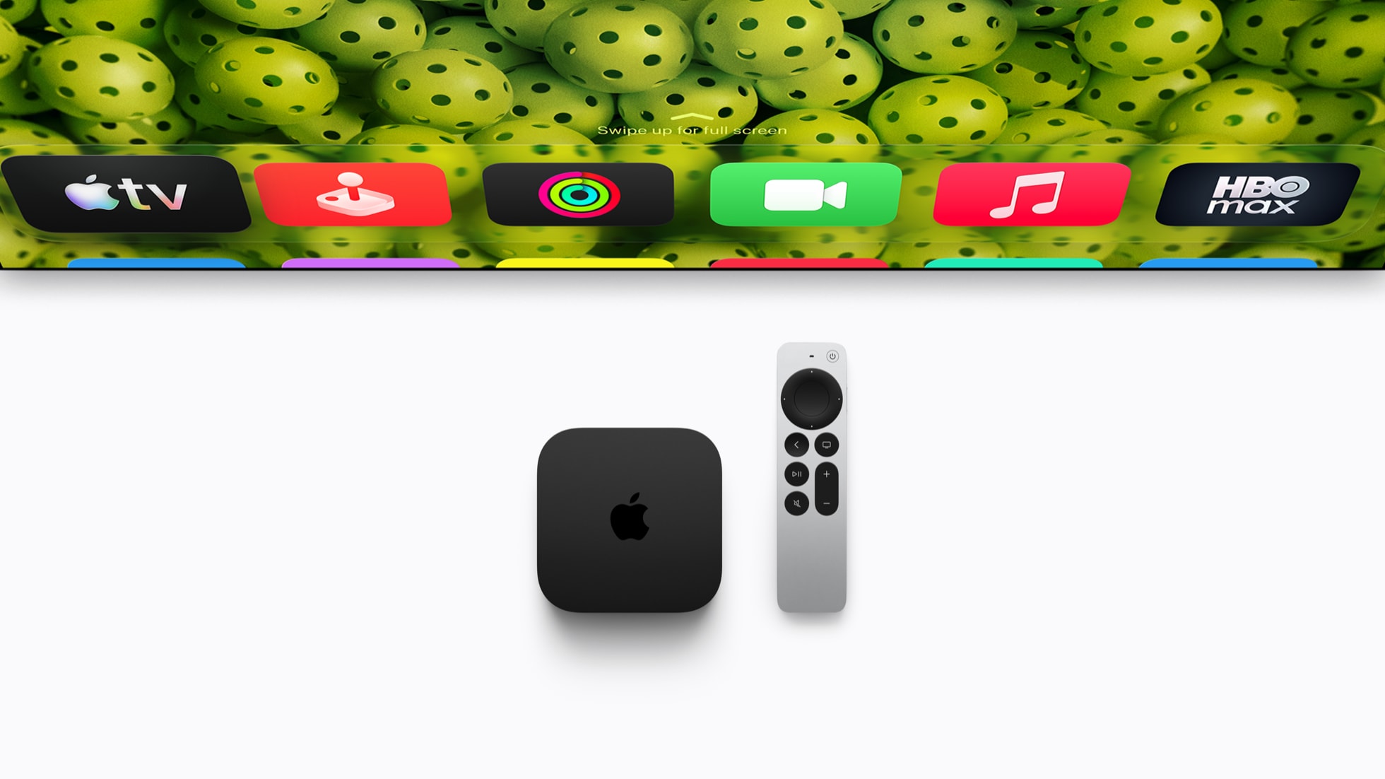 Apple TV 4K vedle stříbrného ovladače Apple TV Remote