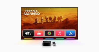 Apple TV 4K s dálkovým ovladačem Siri Remote před televizí