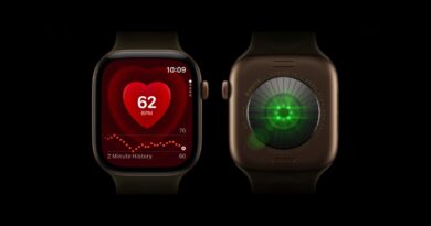 Apple Watch zobrazující tepovou frekvenci a optický senzor na spodní straně hodinek