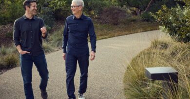 John Ternus a Tim Cook jdou spolu po cestě v Apple Parku