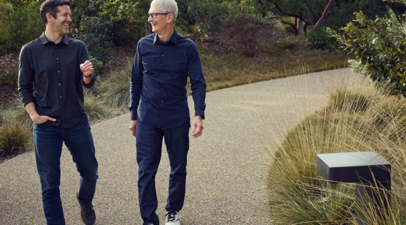 John Ternus a Tim Cook jdou spolu po cestě v Apple Parku