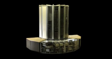 Superpočítač Cray-1 s typickým zakřiveným tvarem a lavicí kolem podstavy
