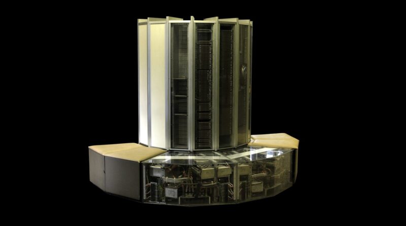 Superpočítač Cray-1 s typickým zakřiveným tvarem a lavicí kolem podstavy