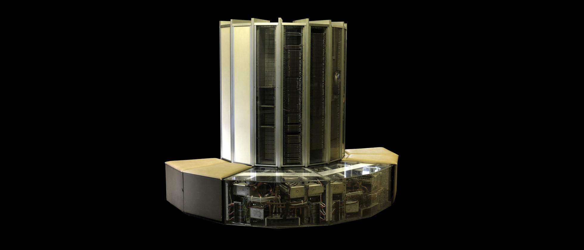 Superpočítač Cray-1 s typickým zakřiveným tvarem a lavicí kolem podstavy