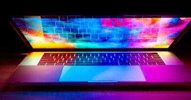 Pootevřený MacBook Pro v barevném nasvícení