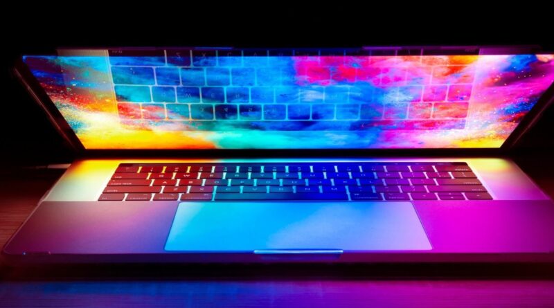 Pootevřený MacBook Pro v barevném nasvícení