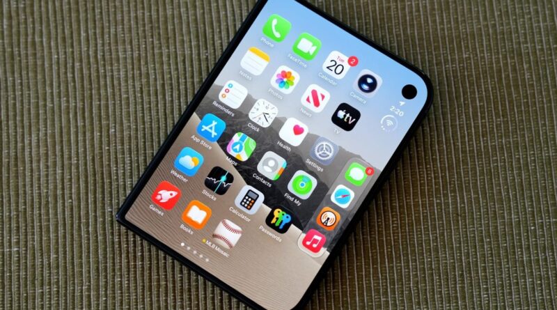 iPhone Duo s vnějším displejem položený na látce
