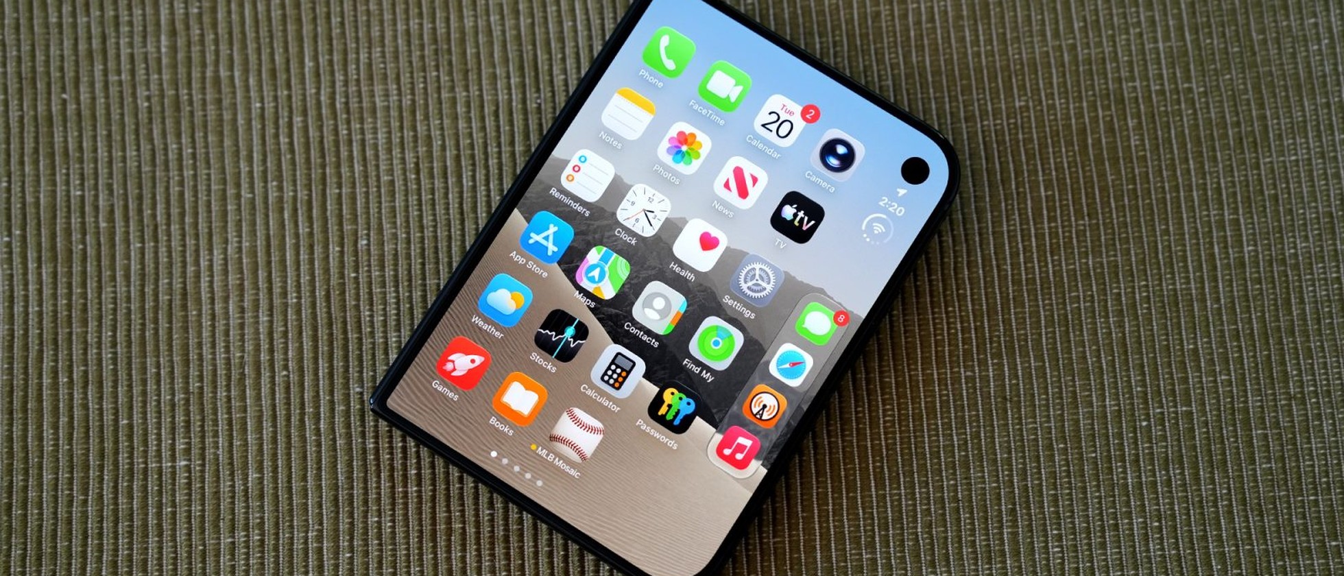 iPhone Duo s vnějším displejem položený na látce