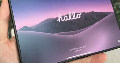 Rozložený iPhone Duo v ruce prvního australského zákazníka