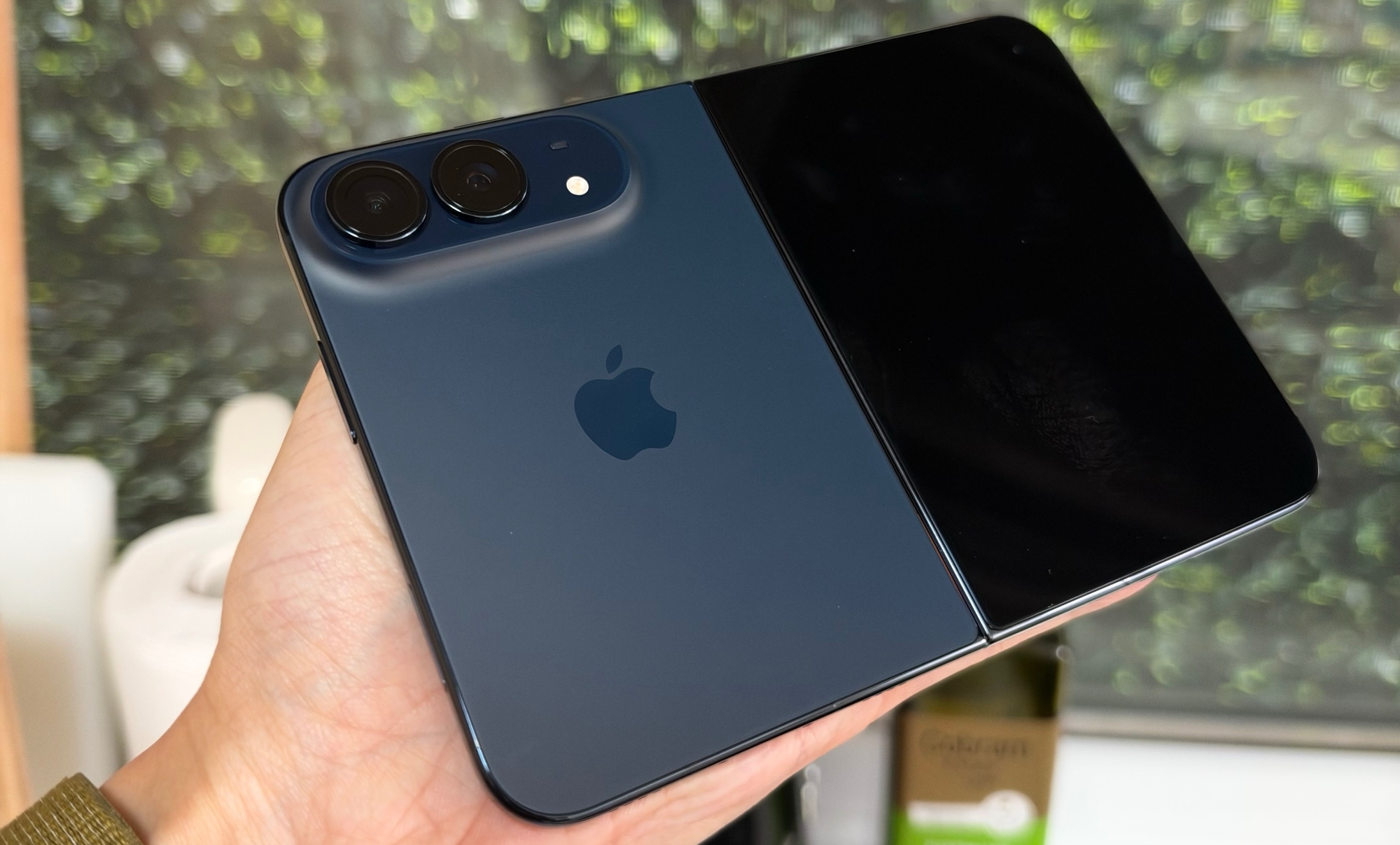 iPhone Duo zezadu, částečně rozložený